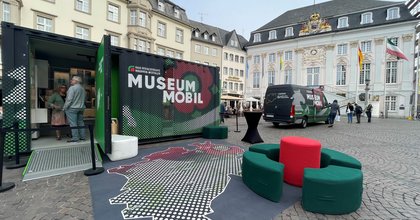 Der MuseumMobil-Container auf dem Marktplatz in Bonn