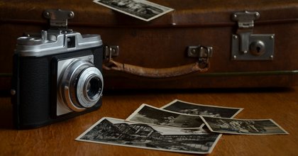 Ein alter Fotoapparat, Bilder und ein alter Koffer.
